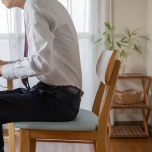 腰痛は座り方が原因？正しい座り方を知って腰痛を改善しよう！のサムネイル